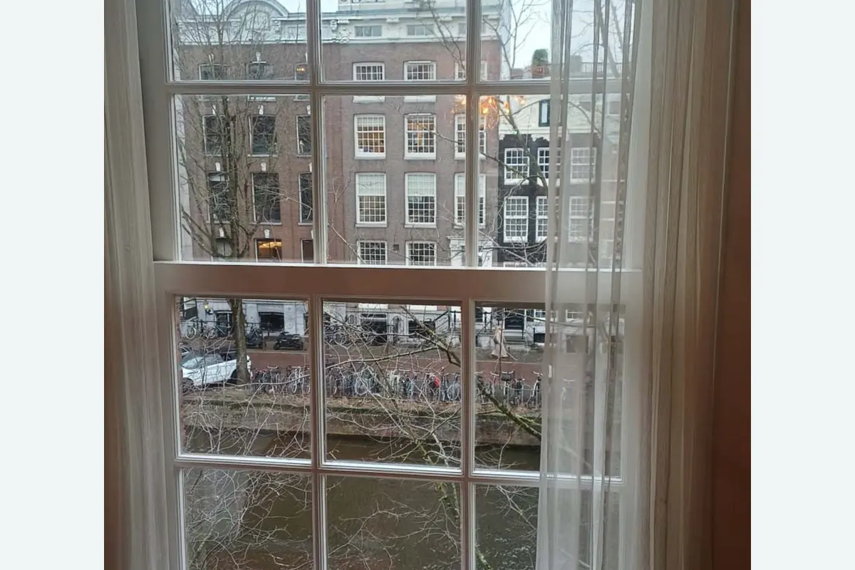 Illustratief beeld van een groot raam met uitzicht
