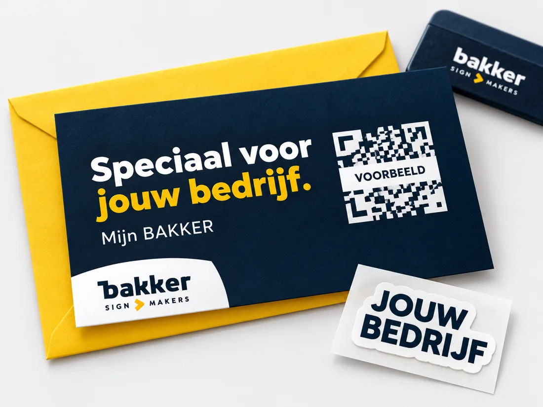 Voorbeeld van een persoonlijke BAKKER-uitnodiging met gele envelop, kaart en logosticker. De afgebeelde QR-code is fictief.