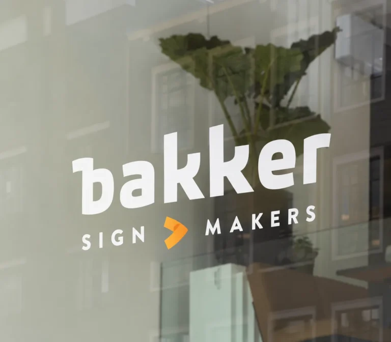 BAKKER contourgesneden belettering op glas — voorbeeldvisualisatie