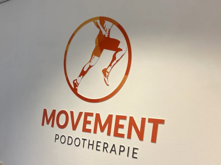 Logo aan de wand – voorbeeld van BAKKER